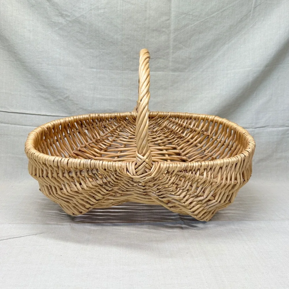 Vintage Wicker Gathering Basket English Cottage Bread Basket Kitchen Decor 1970s